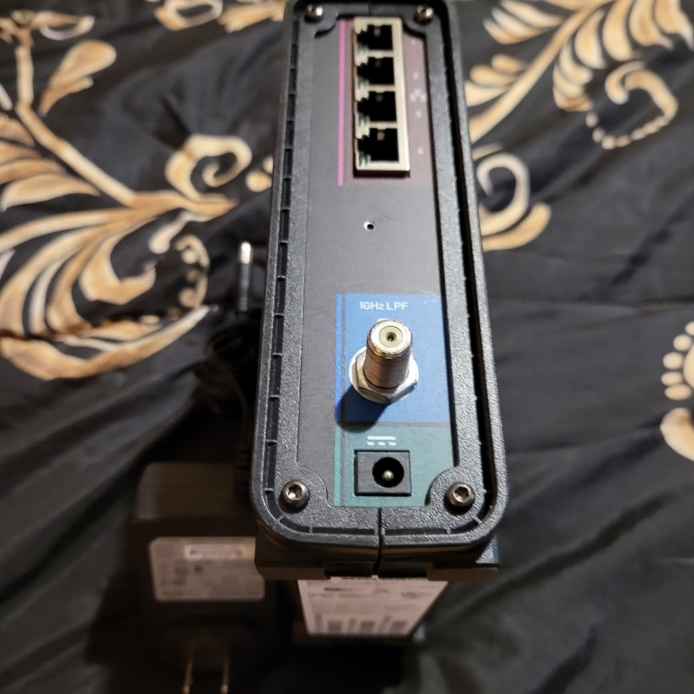 Motorola Surboard Cable Modem & Router - Picture 3 of 8